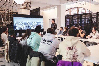 Els alumnes escoltant una xerrada a la seu d'Andorra Turisme
