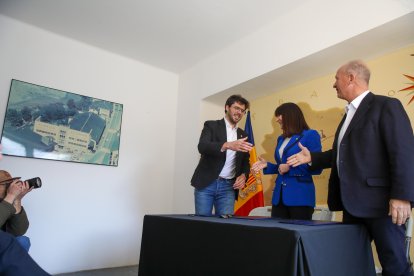 Cerni Cairat, Mònica Bonell i Cristian Pérez durant la formalització de la compra de Catsa
