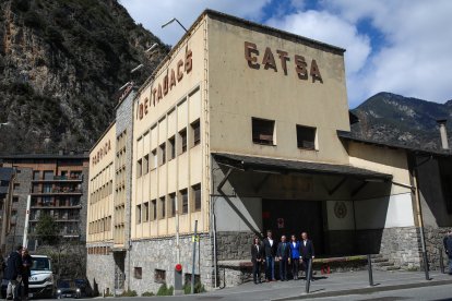 Les autoritats a la fàbrica de Catsa.