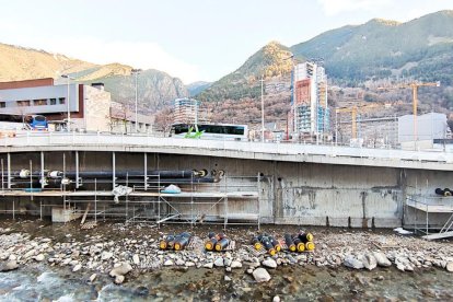 Obres a la voravia del riu a Escaldes.