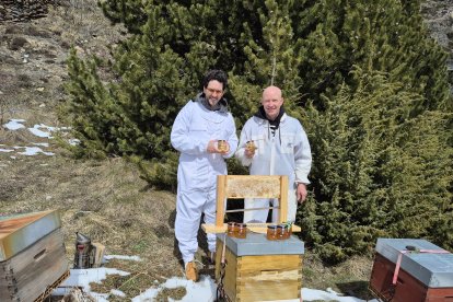 El ministre de Medi Ambient, Agricultura i Ramaderia, Guillem Casal, i Mathieu Garaud, fundador d'Autèntic Abelles.