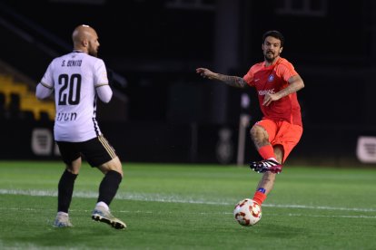 Erik Moran en una acció del partit.