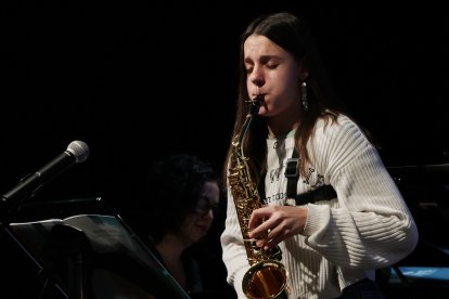 Una alumna de saxo interpreta un tema durant la roda de premsa de presentació del festival