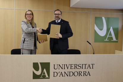 Àngels Fitó i Juli Minoves durant la signatura del nou conveni