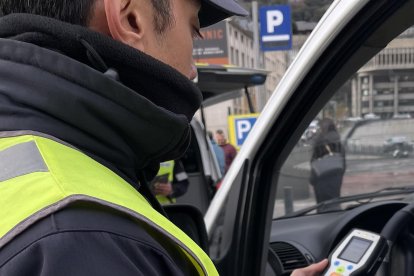 Un agent de policia fent un control d’alcoholèmia.
