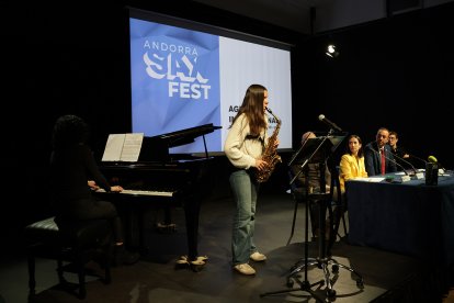 Una alumna de saxo interpretant un tema.