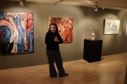 La directora del CAEE, Aurora Baena, durant la inauguració de l'exposició.