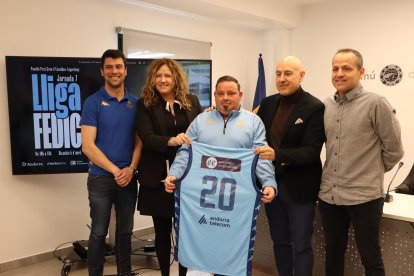 L'entrenador de l'equip de capacitats especials del BC MoraBanc Andorra Joaquim Pujol; la consellera d'Esports d'Escaldes-Engordany, Laura López; el jugador Jose Luís Rozas; el cònsol menor d'Escaldes-Engordany, Quim Dolsa;i  el director del bàsquet formatiu del BC MoraBanc Andorra, David Eudal.