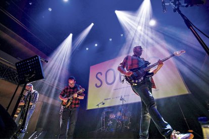 Un grup de música tocant al festival Sona9.