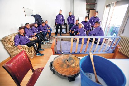 Fins a tretze persones vivien en aquest pis de 4 habitacions.