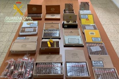 Els més de dos centenars de puros comissats per la guàrdia civil a un viatger que sortia d'Andorra