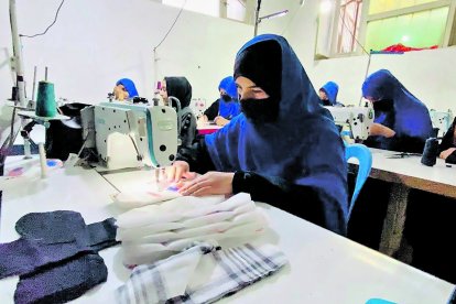 Mans Unides ha contribuït a crear un taller de fabricació de compreses de roba.