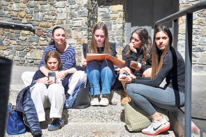 Cinc estudiants abans de l’inici dels exàmens d’ahir.