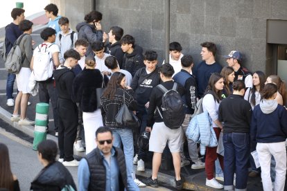 Alumnes de batxillerat abans de començar els exàmens de la POB