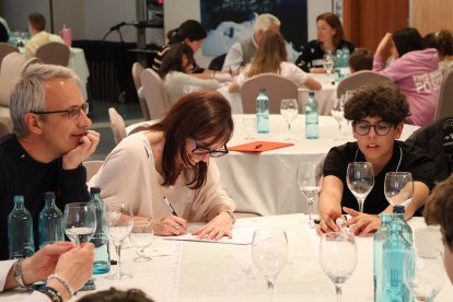 Membres del Consell d'Infants, el Consell de Joves, el Consell de la Gent Gran i els consellers de comú durant la trobada.
