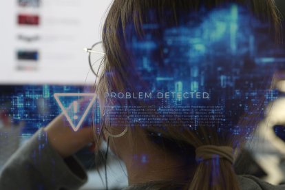 Una empleada davant un ordinador