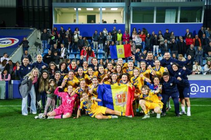 La selecció femenina celebrant la victòria contra Xipre.