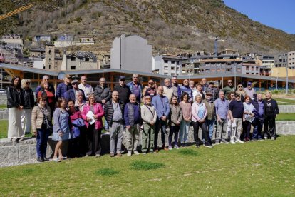 Els hortalans participants en el projecte amb les autoritats del comú d'Encamp en l'acte d'entrega de claus.