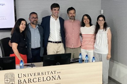 Soler, amb camisa blanca, amb col·legues a la facultat de Medicina.