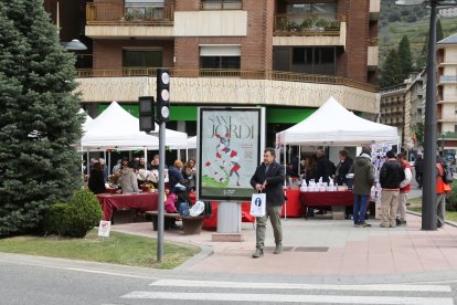 La Fira de Sant Jordi celebrada a la plaça Laurèdia en una edició anterior.