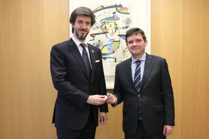 El síndic general, Carles Ensenyat, rebent l'informe anual del raonador del ciutadà, Xavier Cañada.