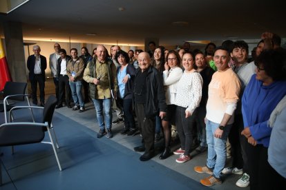 Mossèn Ramon i els integrants d'AINA cantant plegats al final de l'acte.
