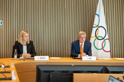 La futura presidenta del COI, Kirsty Coventry, i l’actual president, Thomas Bach.