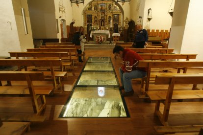 Les restes arqueològiques de Sant Serni contemplades per mossèn Ramon i dos assistents.