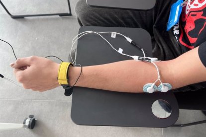 Una teràpia experimental d’estimulació elèctrica perifèrica pot reduir el tremolor dels pacients amb Parkinson.



El Hospital Los Madroños ha desarrollado una terapia experimental de estimulación eléctrica periférica para reducir el temblor de los pacientes de Parkinson, que actualmente sigue sin cura pero cuyos síntomas como temblores, rigidez muscular, lentitud de movimientos, dificultad para andar y pérdida del equilibrio pueden ser mejorados a través de las nuevas tecnologías.

EUROPA ESPAÑA SALUD
HOSPITAL LOS MADROÑOS