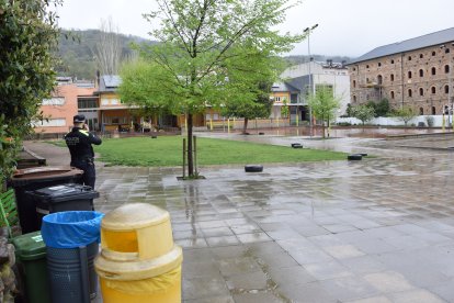 Un policia municipal de la Seu a la porta de l'escola Pau Claris aquest matí