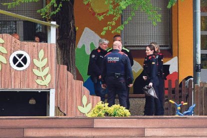 Agents dels mossos a l’exterior del col·legi.
