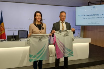 Foto: La secretària d'Estat de Salut, Cristina Pérez, i el secretari d'Estat d'Esports, Alain Cabanes, amb les samarretes commemoratives