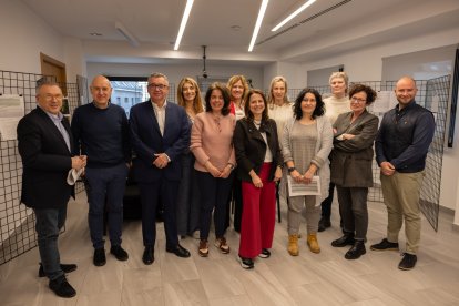 Els participants en el concurs d'idees de les colònies d'Engolasters amb els representants comunals