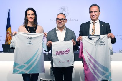 Els secretaris d’Estat Cristina Pérez i Alain Cabanes, amb les samarretes.