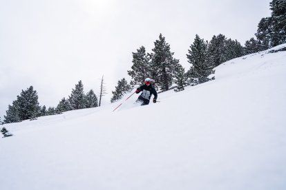 Un esquiador baixant per les pistes de les estacions de Grandvalira Resorts