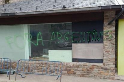 Pintada en un edifici d’Arinsal contra els argentins.