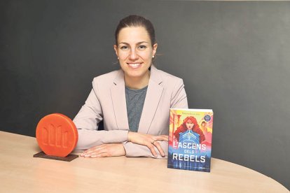 Mariona Bessa amb la novel·la ‘L’ascens dels rebels’ i el guardó.