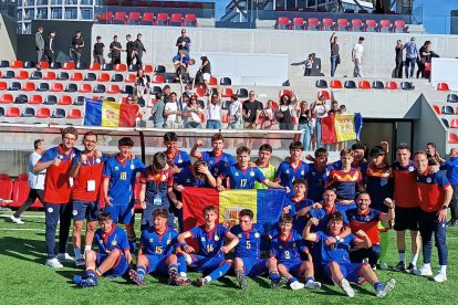 Els jugadors de la sub 16 celebrant el triomf.