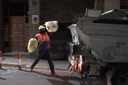 Un operari del comú d’Andorra la Vella recollint les escombraries.