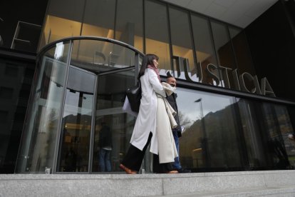 La mare de l’Adrián i l’advocat, a la Batllia.