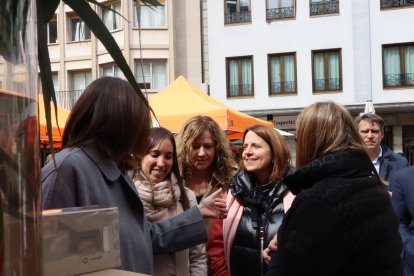 La cònsol major d'Escaldes-Engordany, Rosa Gili, (al centre) en la fira de sant Jordi d'Escaldes-Engordany