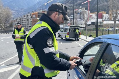 Un agent de la policia realitzant un control d'alcoholèmia durant la darrera campanya