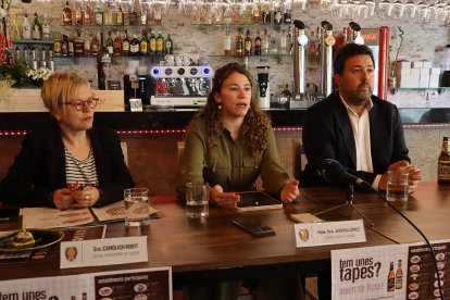La cap del departament de Turisme, Canòlich Ribot, la consellera de Turisme, Judith López, i el director general IDPA, Arnaud Olive, durant la presentació de la 16a Ruta de la Tapa