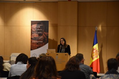 La ministra de Justícia i Interior, Ester Molné, durant la inauguració del Congrés europeu de psicologia aplicada als serveis de bombers i d’emergències.