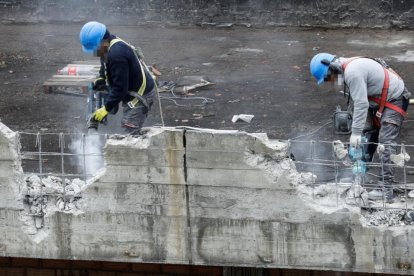 Treballadors en la construcció d’un edifici.