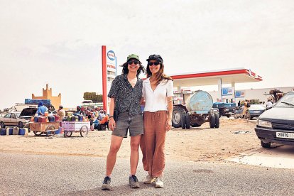 Laia Ateca i Carla Altimir, durant el rodatge de ‘Sirat’ al Marroc.