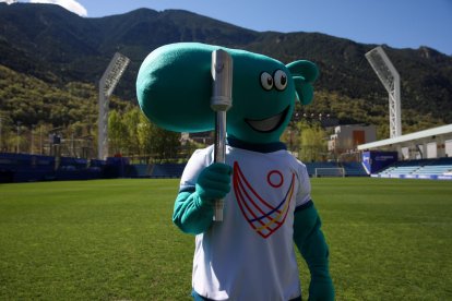 La mascota dels Jocs dels Petits Estats, Valiret, amb la torxa, aquest matí a l'Estadi Nacional.