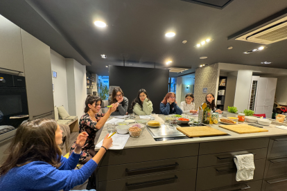 Un taller de cuina organitzat pel Carnet Jove.