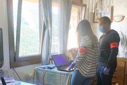 Agents de la policia en l’escorcoll del domicili del condemnat.