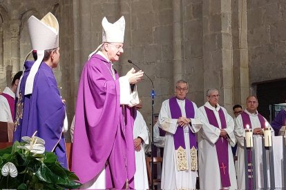 El copríncep episcopal, Joan Enric Vives, amb el bisbe coadjutor, Josep-Lluís Serrano, oficiant la Missa funeral del Papa Francesc a la Catedral de la Seu.